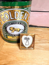 Load image into Gallery viewer, heart shaped vintage gold frame